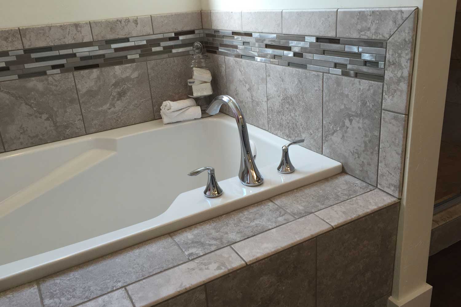 bathtub that has faucet and handles on the upper side of the tub